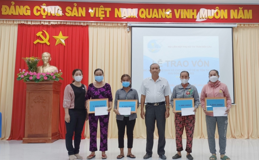 Hội LHPN thị trấn Bến Cầu trao vốn hỗ trợ sinh kế, khởi nghiệp cho hội viên phụ nữ yếu thế, dễ bị tổn thương giai đoạn 2022 - 2023