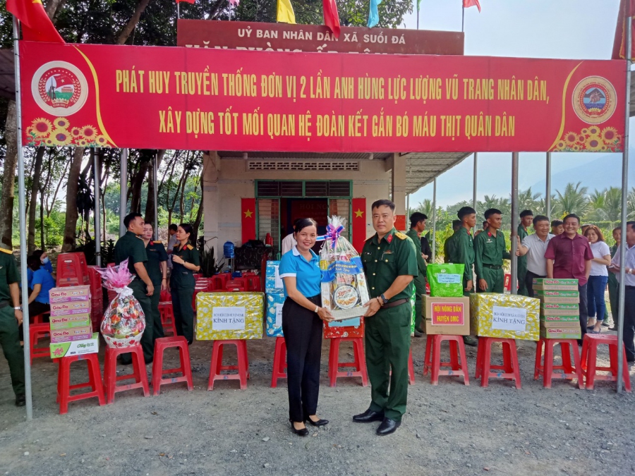 Hội LHPN huyện Dương Minh Châu tổ chức đổ bánh xèo phục vụ cho cán bộ chiến sĩ Trung đoàn bộ binh 4 - Sư đoàn 5, làm công tác dân vận đợt 1 tại xã Suối Đá