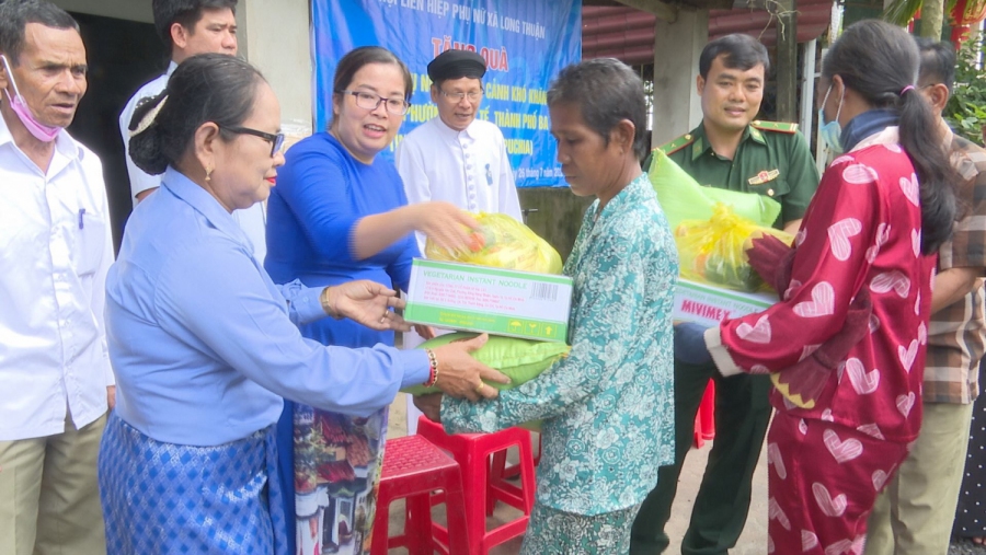 Hội Liên hiệp Phụ nữ xã Long Thuận tổ chức trao tặng quà cho phụ nữ có hoàn cảnh khó khăn ngụ tại ấp Tà Lọt, Phường Chót Tế, Thành phố Ba vét, tỉnh Svay-Rieng, Vương quốc Campuchia