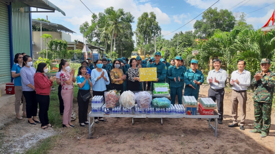 Hội LHPN Thành phố thăm, tặng quà lực lượng làm công tác dân vận đợt 1 năm 2022