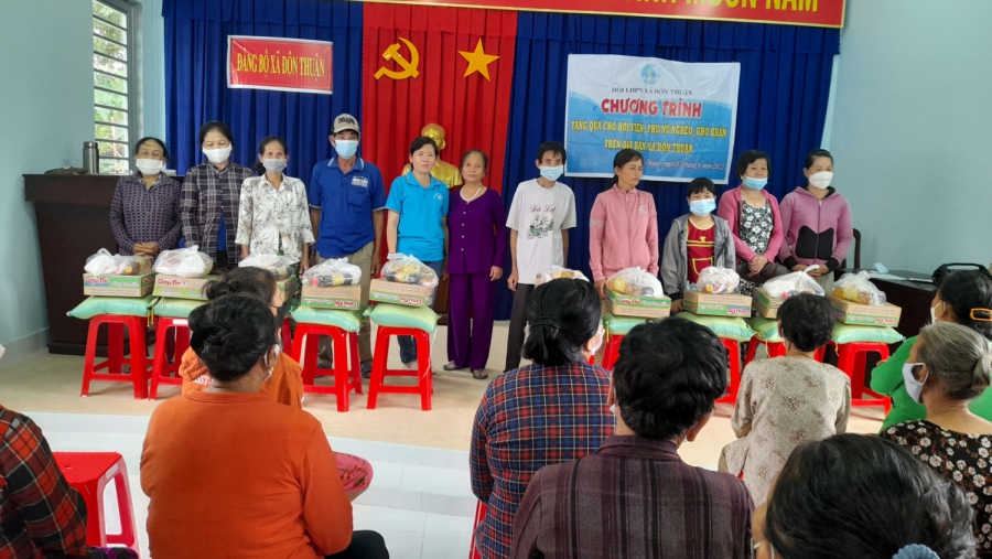 Chi hội phụ nữ ấp Bến Kinh, xã Đôn Thuận tổ chức sinh hoạt định kỳ quý III năm 2022  và trao tặng 100 suất quà cho hộ nghèo, khó khăn, bệnh tật