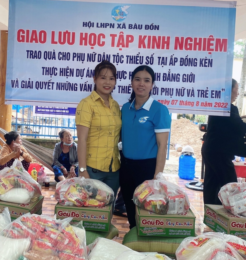 HỘI LHPN XÃ BÀU ĐỒN, HUYỆN GÒ DẦU GIAO LƯU, TRAO ĐỔI KINH NGHIỆM VÀ TẶNG QUÀ CHO PHỤ NỮ DÂN TỘC THIỂU SỐ TẠI XÃ TÂN THÀNH, HUYỆN TÂN CHÂU