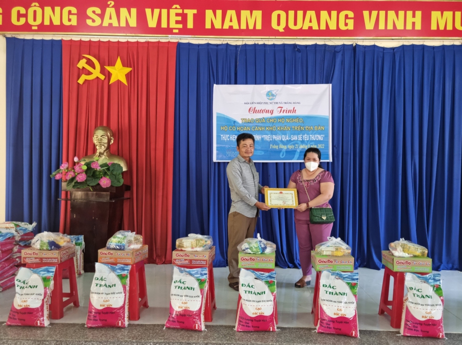 Hội LHPN Phường Trảng Bàng: Tiếp tục chương trình “ Triệu phần quà san sẻ yêu thương”