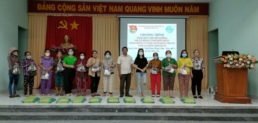 Hội LHPN thị trấn Bến Cầu vận động chăm lo, hỗ trợ quà cho hội viên nghèo, công nhân nhà trọ khó khăn và phụ nữ khuyết tật