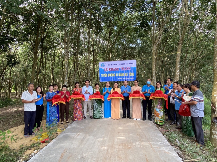 Hội LHPN xã Bàu Năng tổ chức khánh thành tuyến đường xi măng bê tông ấp Ninh Phú trong xây dựng nông thôn mới