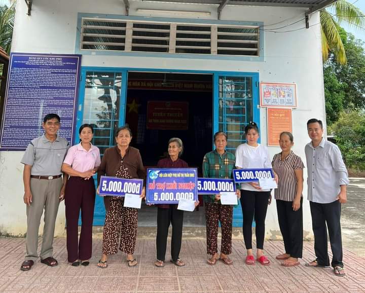 Hội LHPN Thị Trấn DMC tổ chức trao khởi nghiệp và trao quà cho hội viên có hoàn cảnh khó khăn trên địa bàn