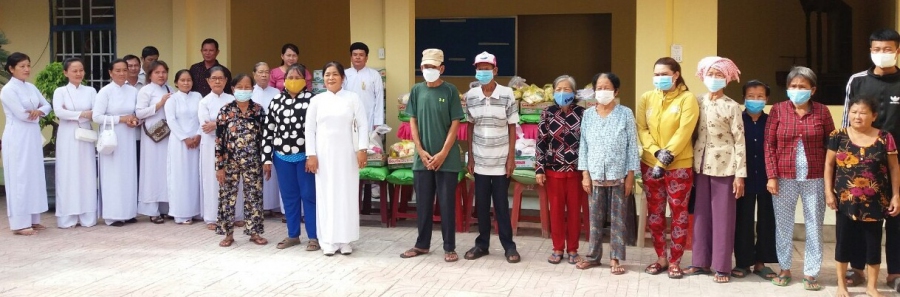 Hội LHPN xã Long Giang: “Nhóm phụ nữ tôn giáo sống tốt đời, đẹp đạo”hỗ trợ quà cho gia đình hội viên phụ nữ khó khăn