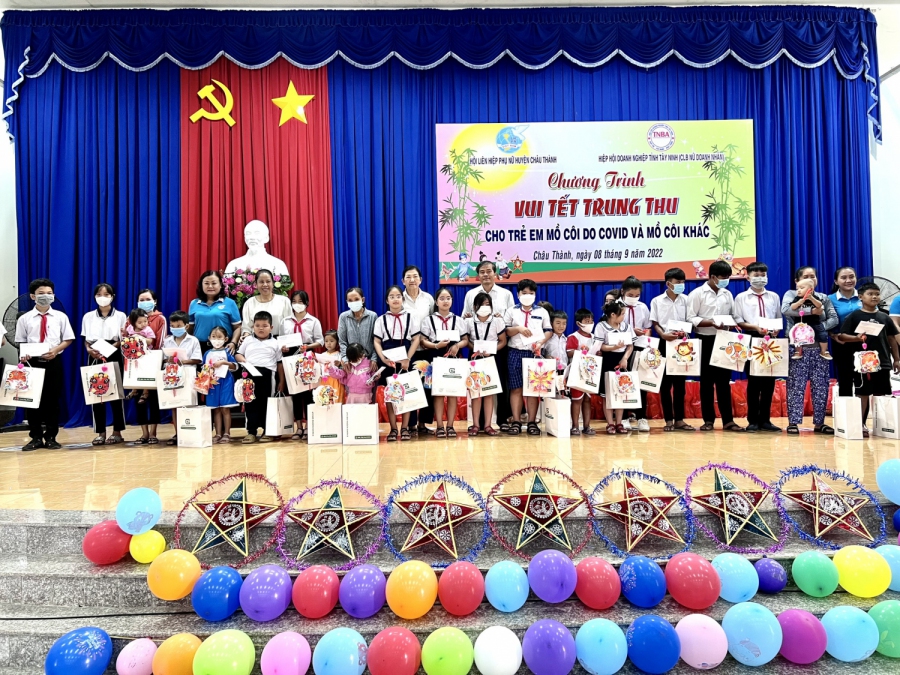 Hội LHPN huyện Châu Thành tổ chức vui Tết Trung thu cho trẻ em mồ côi