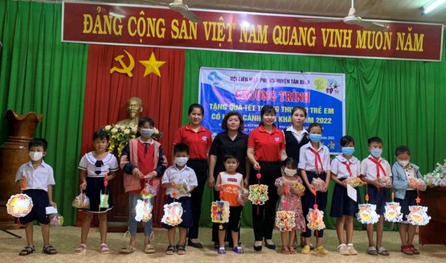 Hội LHPN huyện Tân Biên trao tặng quà Trung thu cho trẻ em  có hoàn cảnh khó khăn trên địa bàn huyện