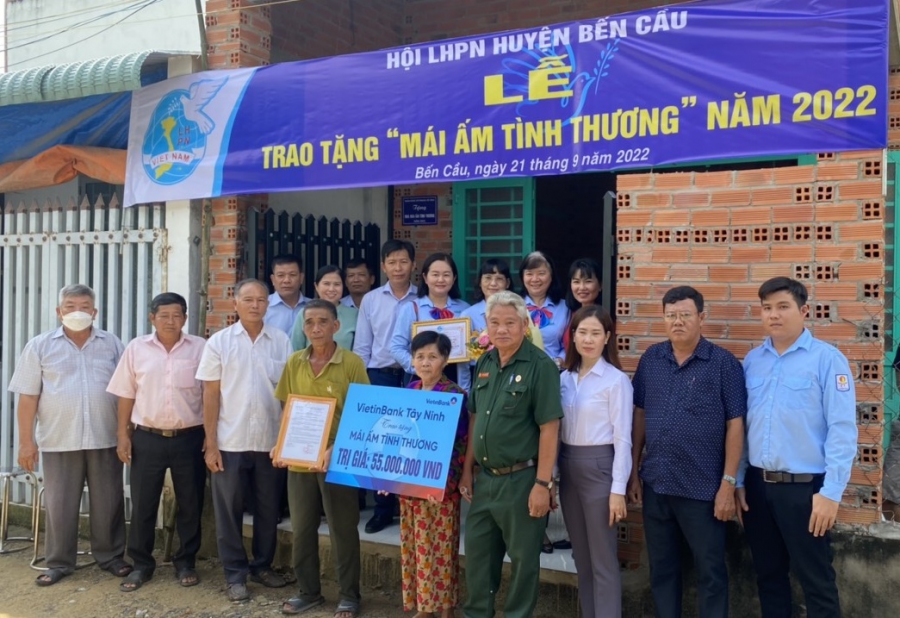 Hội LHPN huyện Bến Cầu tổ chức lễ trao tặng nhà “Mái ấm tình thương” cho hội viên Phụ nữ nghèo ở xã Tiên Thuận