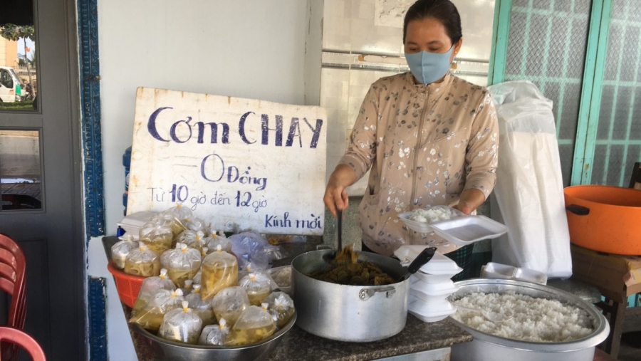 Hội LHPN thị trấn Bến Cầu chăm lo, trao tặng quà Tết Quý Mão cho phụ nữ nghèo, khó khăn, người bán vé số