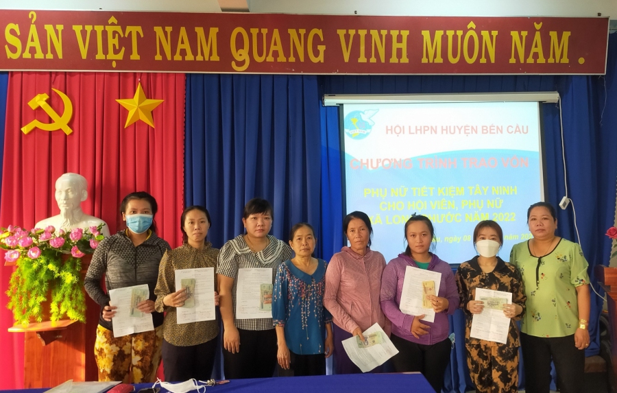 Hội LHPN huyện Bến Cầu trao vốn “Phụ nữ tiết kiệm Tây Ninh”