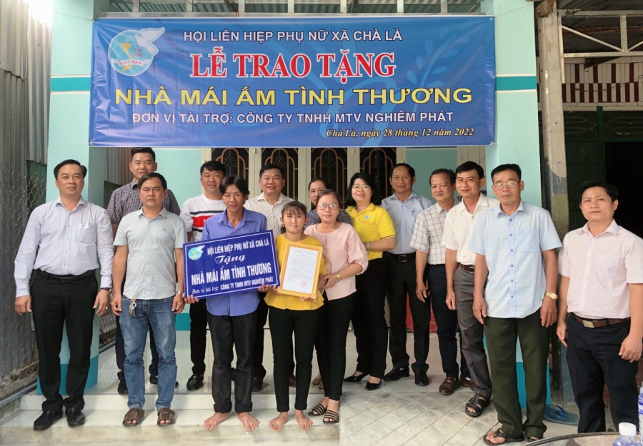 HỘI LHPN XÃ CHÀ LÀ TỔ CHỨC TRAO TẶNG NHÀ “MÁI ẤM TÌNH THƯƠNG” CHO HỘI VIÊN PHỤ NỮ KHÓ KHĂN VỀ NHÀ Ở