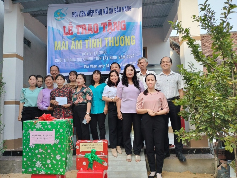 Hai căn nhà “Mái ấm tình thương” được trao cho  hội viên, phụ nữ có hoàn cảnh khó khăn về nhà ở xã Bàu Năng và Bến củi