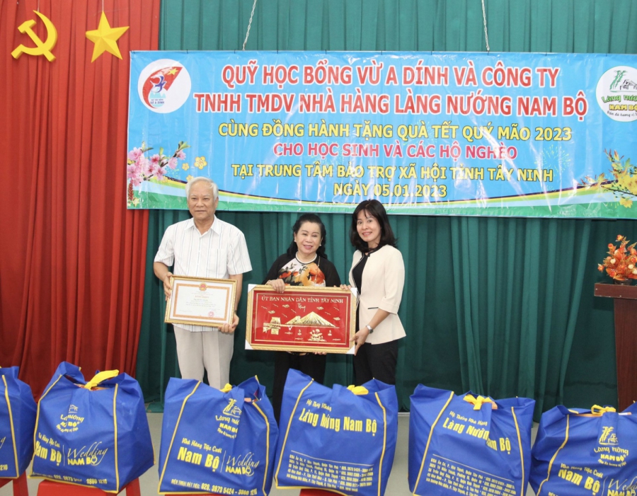 Công ty TNHH thương mại - dịch vụ nhà hàng Làng nướng Nam Bộ: Trao quà tết cho người nghèo