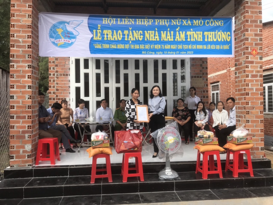 HỘI LHPN XÃ MỎ CÔNG: TRAO NHÀ MÁI ẤM TÌNH THƯƠNG CHO HỘI VIÊN PHỤ NỮ CÓ HOÀN CẢNH KHÓ KHĂN VỀ NHÀ Ở