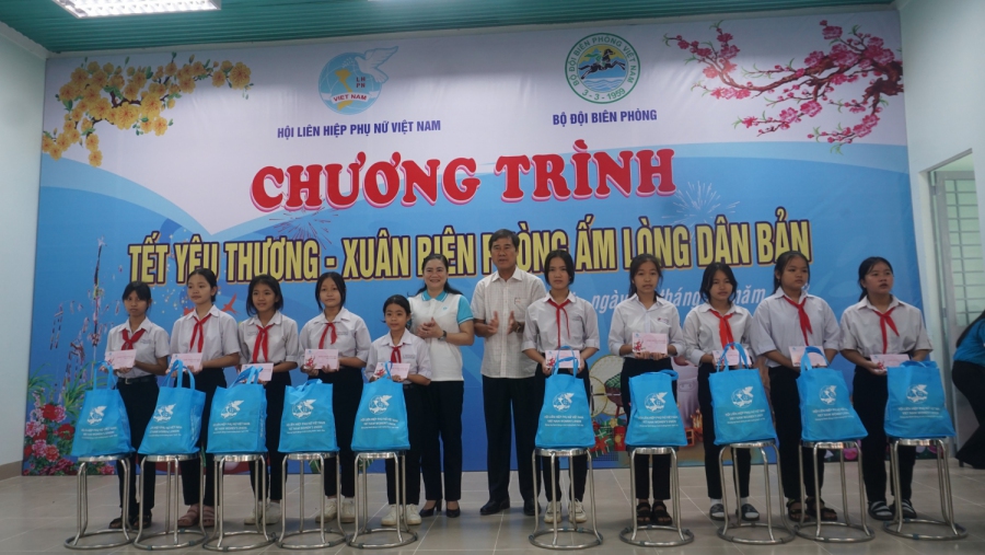 Trung ương Hội LHPN Việt Nam: Tổ chức chương trình Tết yêu thương tại xã biên giới Thành Long