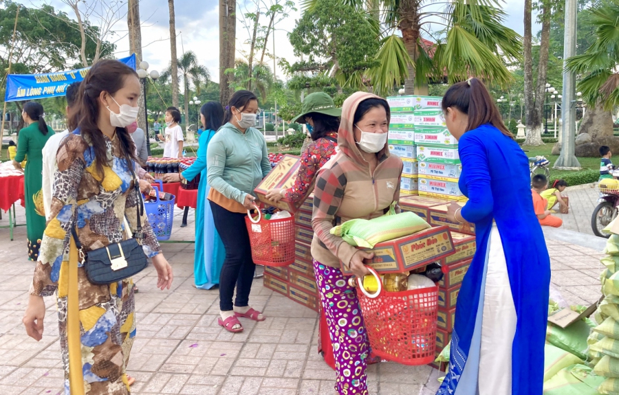 Hội LHPN huyện phối hợp cùng LĐLĐ huyện Dương Minh Châu tổ chức Chương trình “Tết sum vầy – Xuân gắn kết – San sẻ yêu thương”