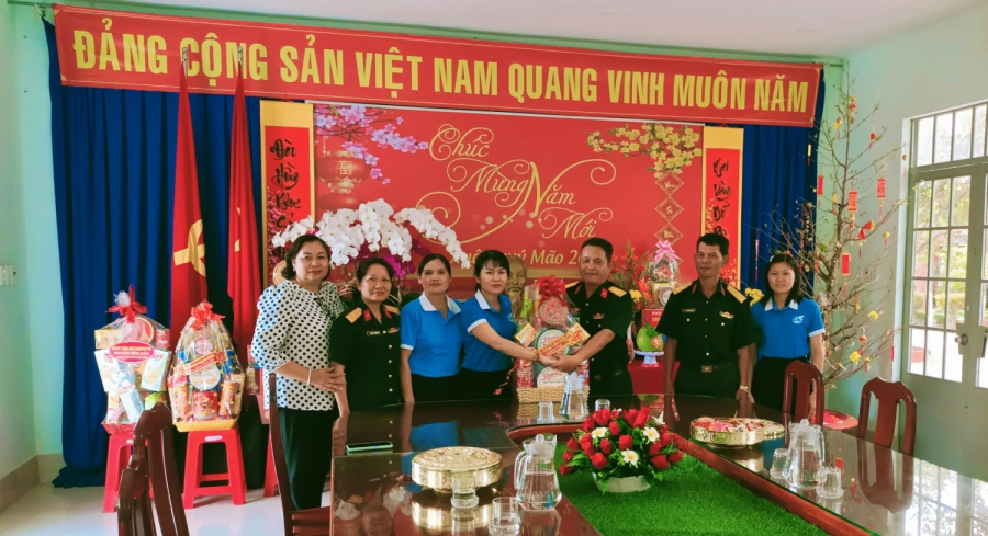 Hội LHPN huyện Bến Cầu thăm và chúc tết nguyên lãnh đạo Hội qua các thời kỳ và các đơn vị lực lượng vũ trang trên địa bàn huyện