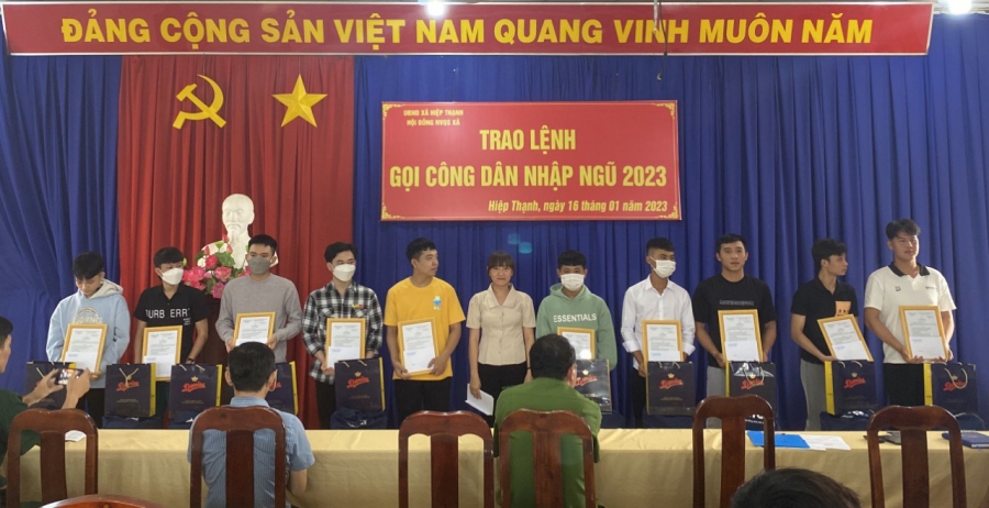 CLB người mẹ người Dì chiến sĩ xã Hiệp Thạnh trao quà thanh niên chuẩn bị nhập ngũ năm 2023