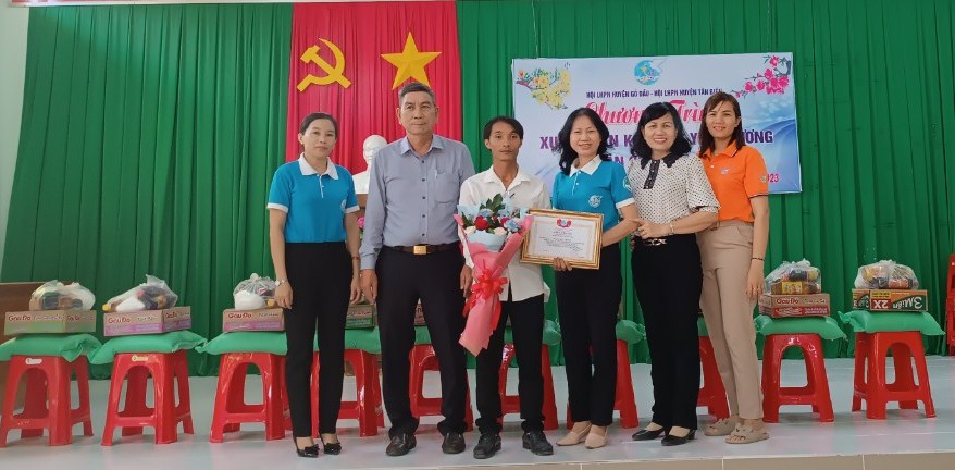 Chương trình “xuân đoàn kết, tết yêu thương” mừng xuân Quý mão năm 2023 tiếp tục được lan tỏa đến xã Hòa Hiệp, huyện Tân Biên