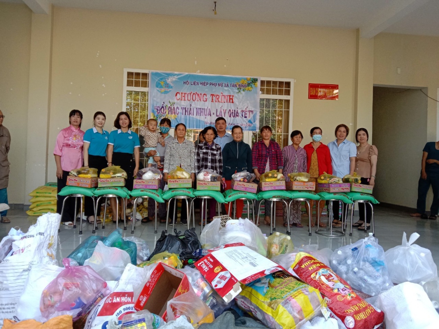 Hội LHPN xã Tân Bình, Thành phố Tây Ninh tổ chức Chương trình “Đổi rác thải nhựa – lấy quà Tết”