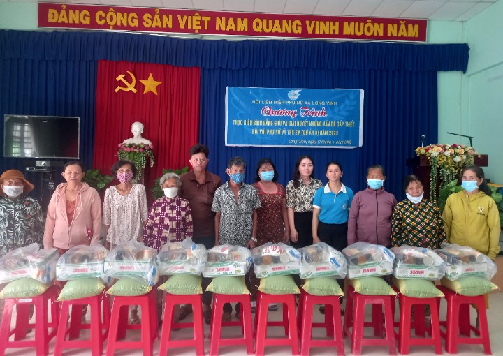 Hội LHPN xã Long Vĩnh triển khai thực hiện Dự án 8 và tặng quà cho hội viên, phụ nữ khó khăn trên địa bàn xã