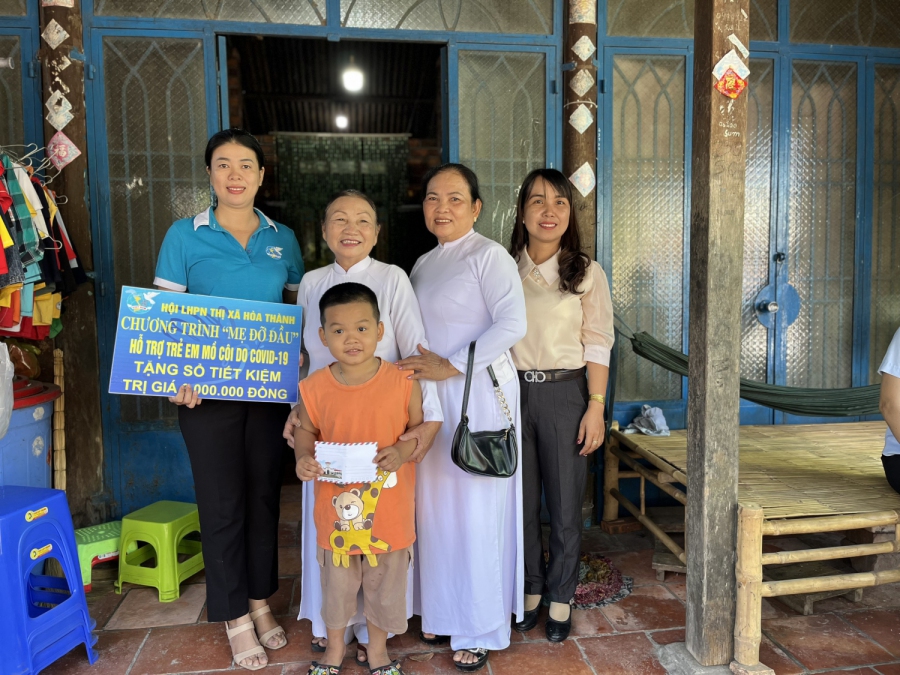 Thị xã Hoà Thành:Tiếp tục nhận “đỡ đầu” 03 trẻ em mồ côi do tác động của dịch Covid-19