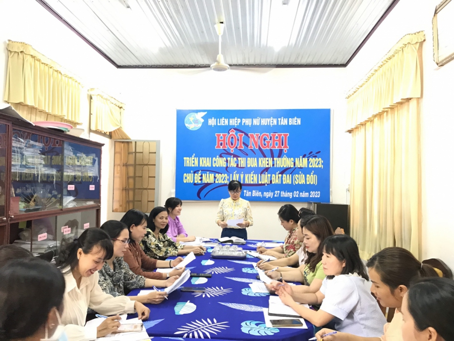 Hội LHPN huyện Tân Biên tổ chức triển khai công tác thi đua, khen thưởng năm 2023, Chủ đề năm 2023 và lấy ý kiến về dự thảo Luật đất đai (sửa đổi)