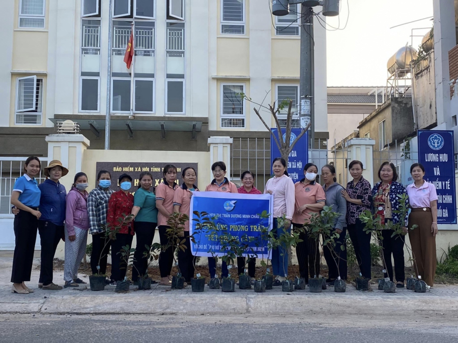 Hội LHPN thị trấn Dương Minh Châu hưởng ứng “Mỗi phụ nữ trồng một cây xanh”