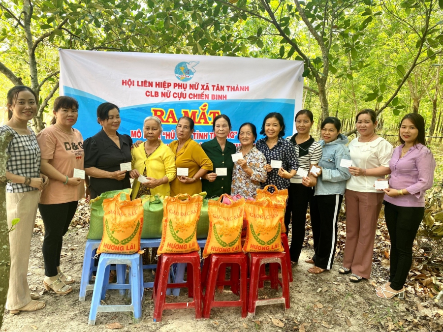 Hội LHPN xã Tân Thành: Ra mắt mô hình “Hũ gạo tình thương”  và trao thẻ BHYT cho cán bộ hội có hoàn cảnh khó khăn