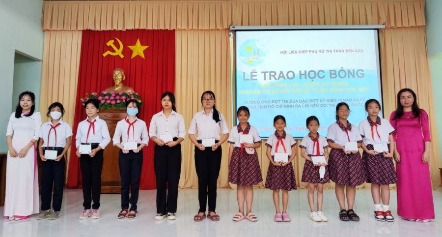 Hội LHPN thị trấn Bến Cầu tổ chức hội thi tiếng hát Karaoke và trao học bổng anh hùng LLVT Nguyễn Thị Bé cho học sinh nghèo, hiếu học