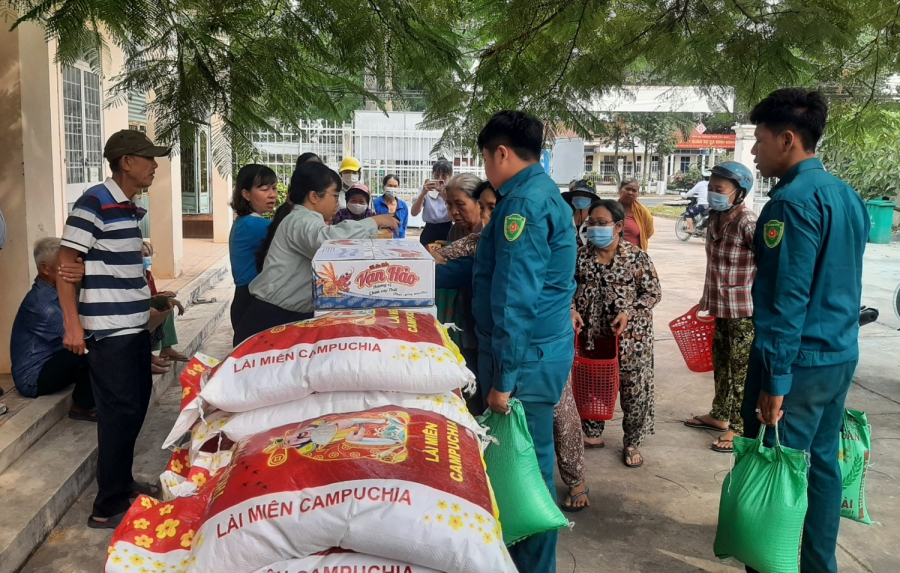 Hội LHPN xã Bình Minh phối hợp tổ chức chương trình gian hàng 0 đồng cho các đối tượng có hoàn cảnh khó khăn