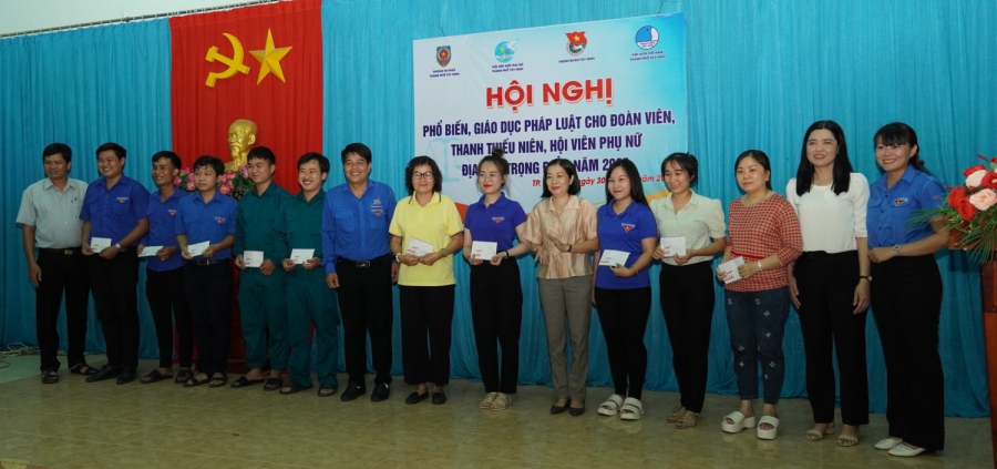 Hội LHPN thành phố Tây Ninh phối hợp phổ biến, giáo dục pháp luật cho đoàn viên, thanh thiếu niên và hội viên, phụ nữ địa bàn trọng điểm