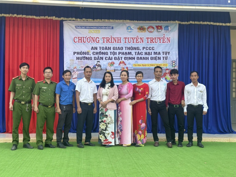 Hội LHPN xã Tân Hòa tổ chức tuyên truyền về an toàn giao thông , phòng cháy chữa cháy,  phòng, chống tội phạm ma túy và hướng dẫn cài đặt định danh điện tử