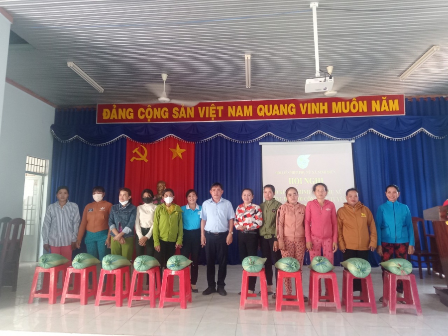 Hội LHPN xã Ninh Điền tổ chức sơ kết Câu lạc bộ "Phụ nữ nông dân với công tác tuyên truyền pháp luật" và tổ chức tuyền thông Luật phòng chống mua bán người năm 2023