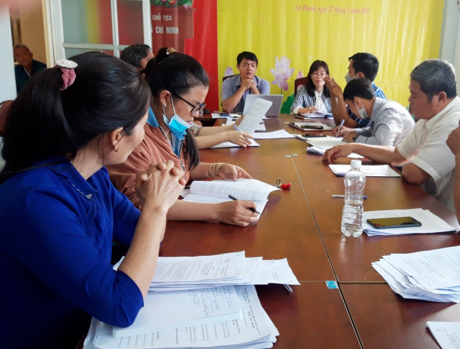 Hội LHPN xã An Thạnh tổ chức giám sát việc cấp phát thẻ Bảo hiểm y tế cho hộ cận nghèo trên địa bàn.