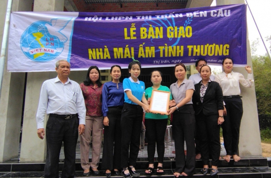 Hội LHPN thị trấn Bến Cầu trao tặng “Mái ấm tình thương”