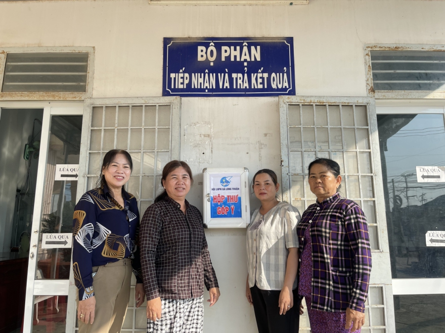 Hội LHPN xã Long Thuận  tổ chức giám sát việc đăng ký khai sinh và cấp thẻ bảo hiểm y tế cho trẻ em dưới 6 tuổi