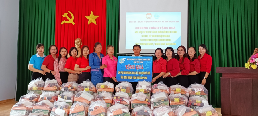 Hội LHPN huyện Dương Minh Châu phối hợp cùng Hội LHPN huyện Tân Biên thăm và tặng quà đồn Biên phòng cửa khẩu Chàng Riệc và xã của huyện Mê Mốt, tỉnh Tbong Khmum, Vương quốc Campuchia