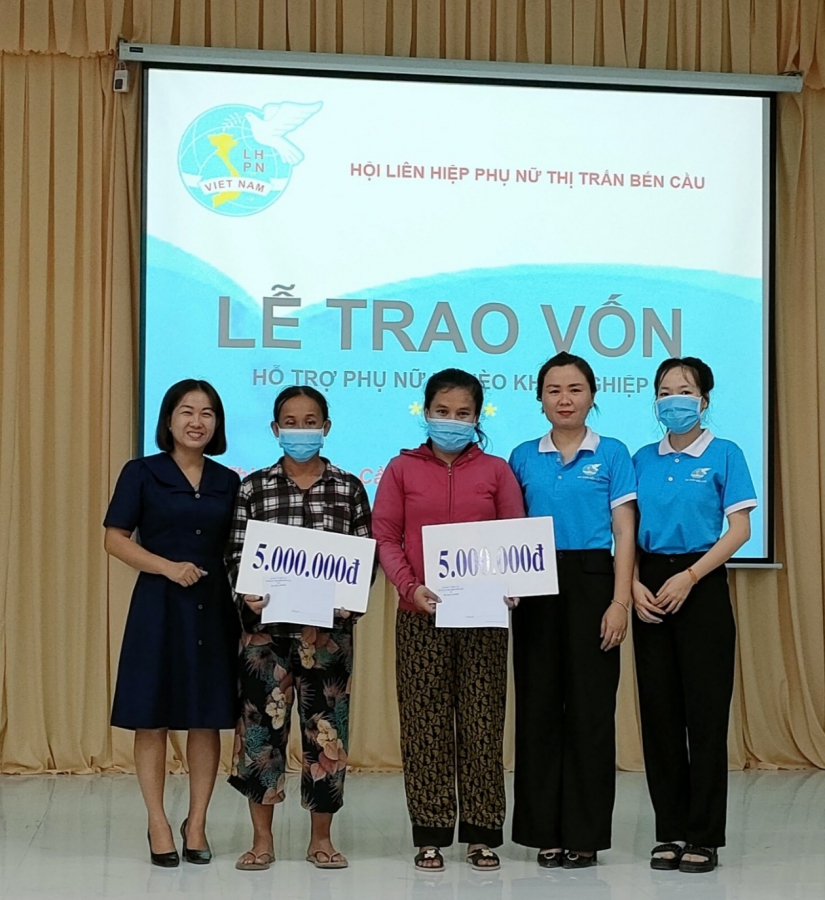 Hội LHPN thị trấn Bến Cầu trao vốn khởi nghiệp và ra mắt mô hình “Đổi rác thải nhựa lấy quà”