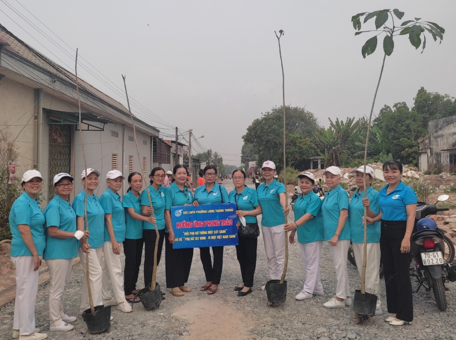 Hội LHPN phường Long Thành Trung hưởng ứng phong trào “Mỗi phụ nữ trồng một cây xanh” và tuyên truyền phòng chống xâm hại trẻ em.
