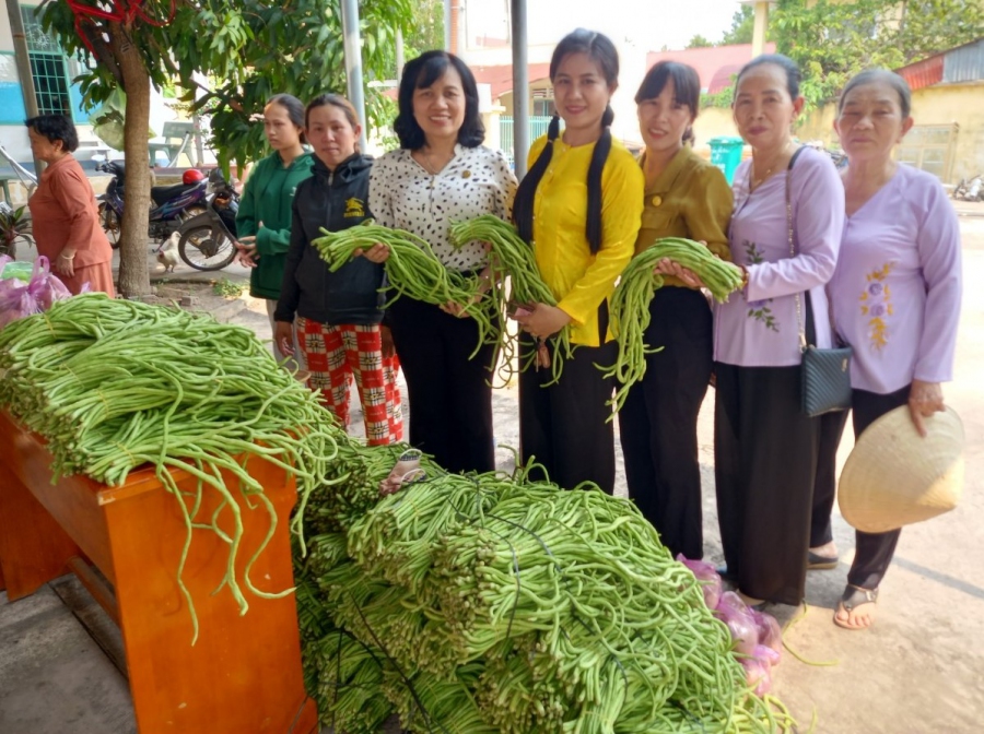 Tân Phong: tổ chức "Quầy hàng 2000 đồng - chia sẻ yêu thương"