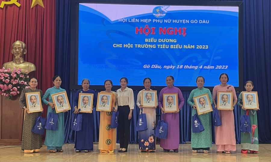 Hội LHPN huyện Gò Dầu tổ chức ra mắt kênh tiếp nhận thông tin và trao ảnh Bác thực hiện công trình thi đua chào mừng kỷ niệm 75 năm ngày Bác Hồ ra lời kêu gọi thi đua ái quốc
