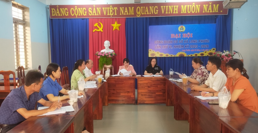 Hội LHPN huyện Bến Cầu tổ chức giám sát việc thực hiện luật bình đẳng giới tại xã Long Phước