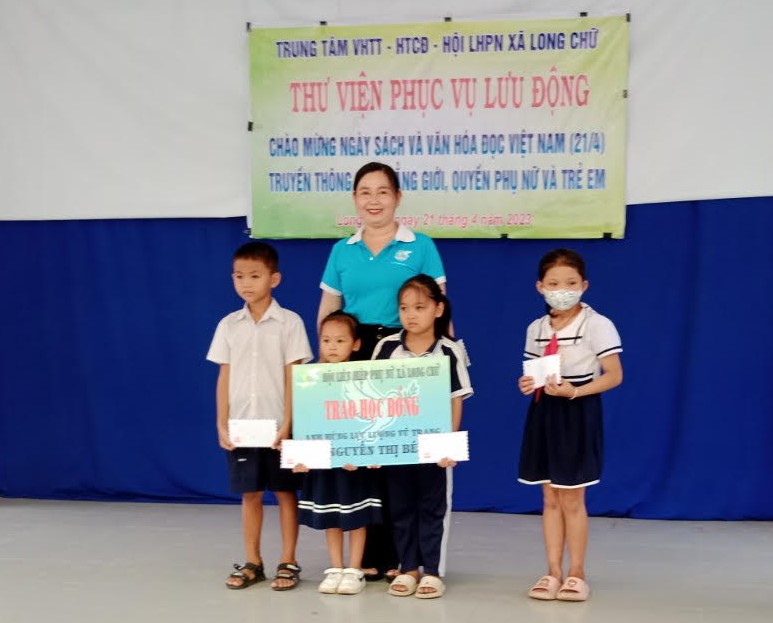 Hội Phụ nữ xã Long Chữ tổ chức trao học bổng Nguyễn Thị Bé