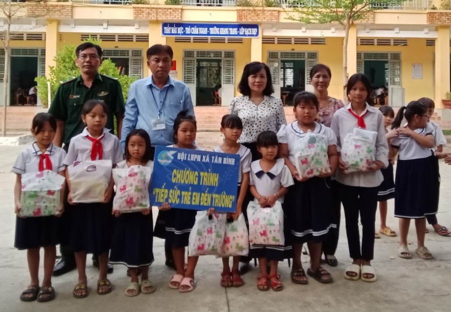 Hội LHPN xã Tân Bình tổ chức chương trình  “Tiếp sức trẻ em đến trường”, “Mẹ đỡ đầu” hỗ trợ trẻ em khó khăn