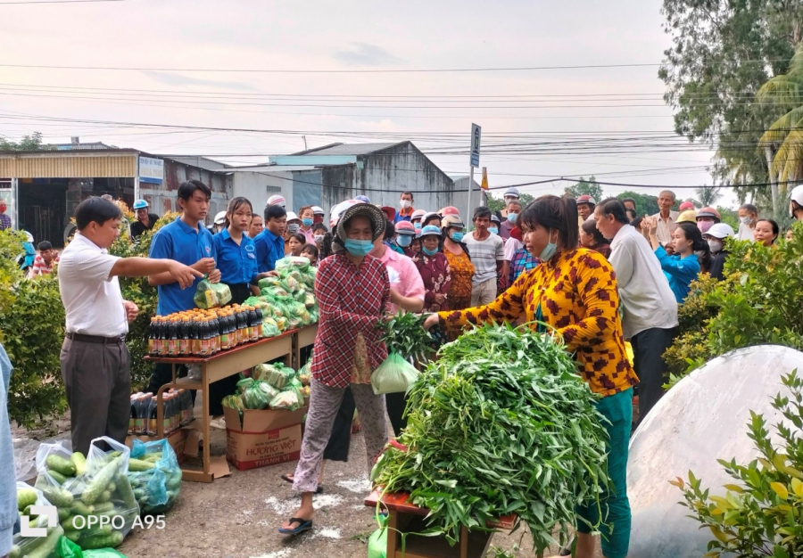 Phiên chợ nghĩa tình năm 2023 tại xã Long Chữ