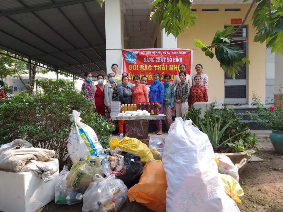 Gian hàng đổi rác thải nhựa  lấy nhu yếu phẩm gia đình và cây xanh