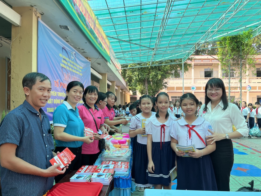 “Tổ Phụ nữ sống xanh” tổ chức tuyên truyền và phát động phân loại rác thải trong trường học